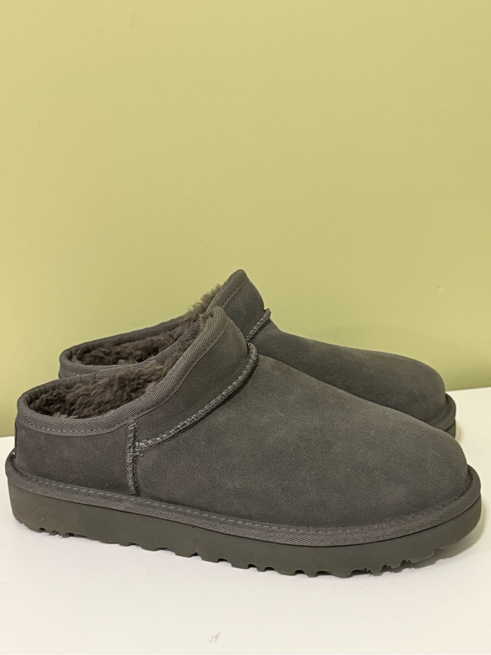 UGG Womens Plush Gray Grey Classic Slippers Style new size 7 H29N4